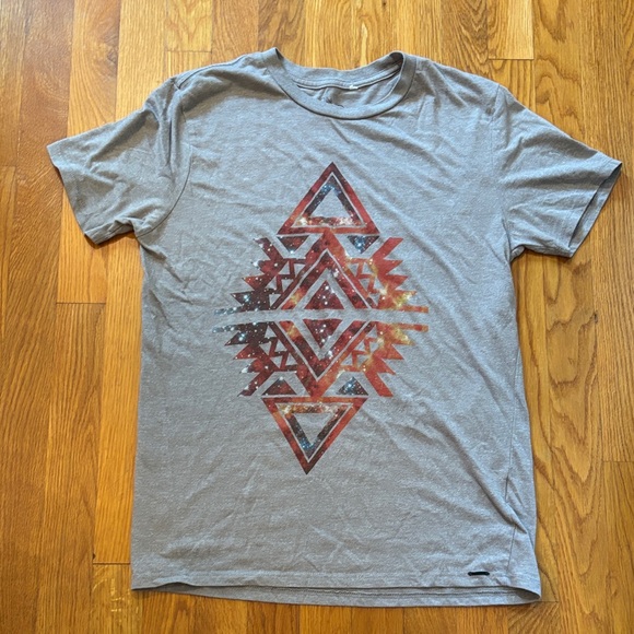 Vintage On the Byas Taupe Tee with Red Geometric Pattern - Picture 1 of 4